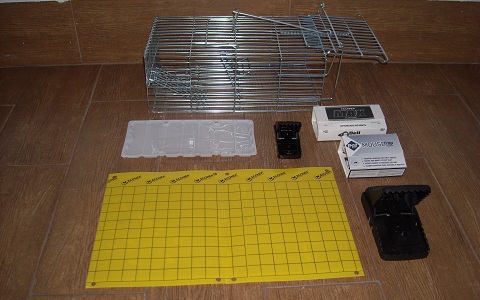 Diferentes modelos de trampas para ratas, ratones e insectos voladores empleados en control de plagas.